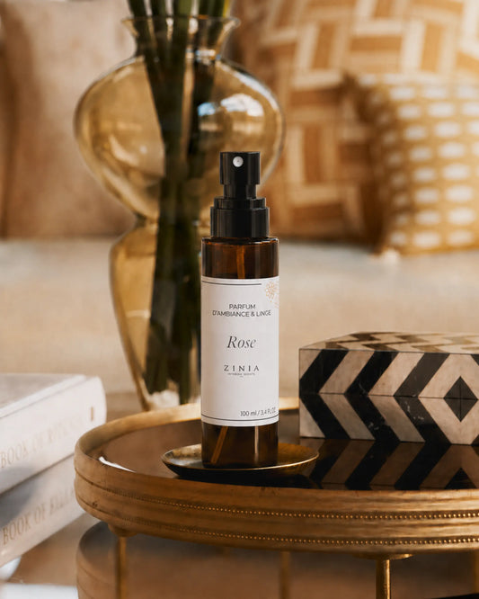 Flacon en verre 100ml du spray parfumant d'intérieur Zinia Rose, inspiré des roses de la vallée du Dadès au Maroc