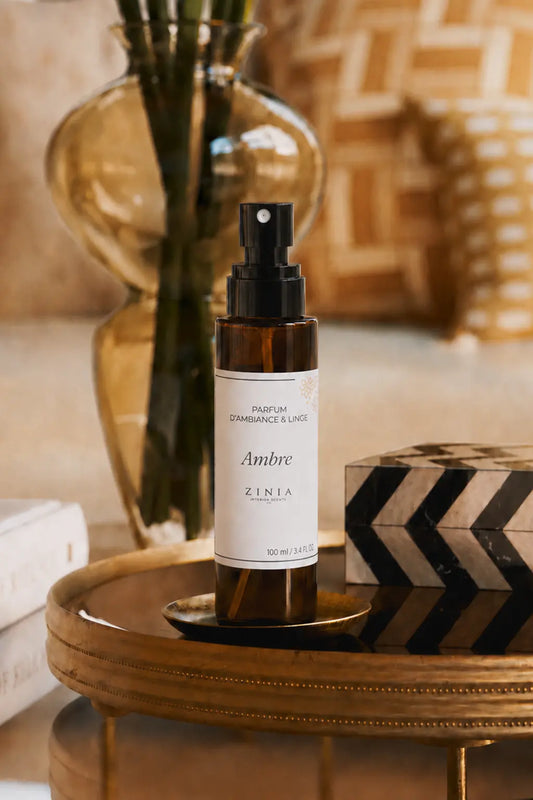 Flacon en verre 100ml du spray parfumant d'intérieur Zinia Ambre, inspiré de l'ambre traditionnel des maisons marocaines