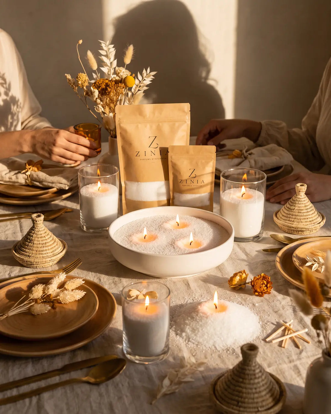 Bougie perlée Zinia sur une table marocaine