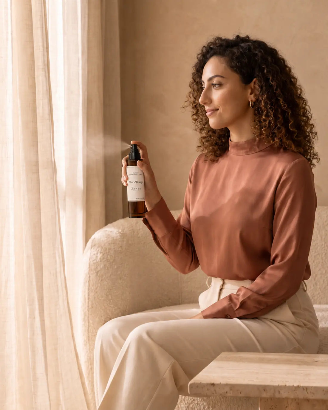 Mannequin Zinia vaporisant le parfum d’ambiance Fleur d’Oranger